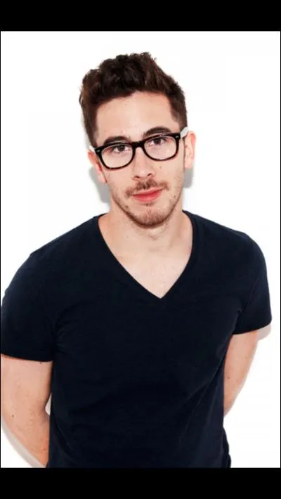 Comment s'appelle son copain ?