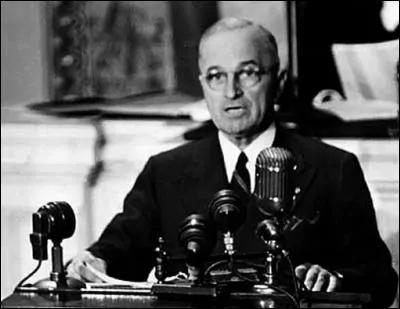 Le 6 ao&ucirc;t 1945, apr&egrave;s le bombardement atomique d'Hiroshima, qui d&eacute;clare "Cette bombe, nous l'avons utilis&eacute;e pour abr&eacute;ger les atrocit&eacute;s de la guerre, et pour sauver les vies de milliers et de milliers de jeunes Am&eacute;ricains. Nous continuerons &agrave; l'utiliser jusqu'&agrave; ce que nous ayons compl&egrave;tement d&eacute;truit le potentiel militaire du Japon. &raquo; ?