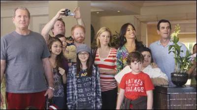 A la fin de la saison 1, où part toute la famille ?