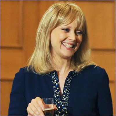 Comment se nomme la mère de Mitchell et Claire ?