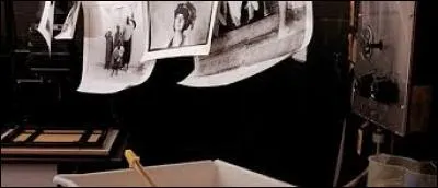 Citez la couleur associée à cette chambre, servant au développement de photos et de films :