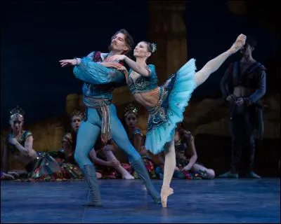 Pourquoi les sentiments de Conrad et de la jeune danseuse sont-ils réciproques?