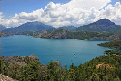 Pour connaître le nom de cette grande étendue d'eau, ajoute une lettre au mot "la".