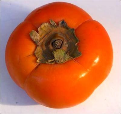 Ce n'est pas une tomate mais le fruit du plaqueminier. Quelle consonne est écrite deux fois dans son nom ?