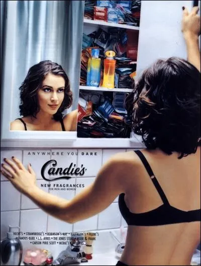 De quelle marque devient-elle l'égérie en 2000 ?