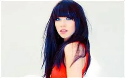 Elle est née à Mission, au Canada, le 20 novembre 1985. Catie et Colin sont ses frères et soeurs. Elle a écrit "Call Me Maybe", "Good Time", "Tonight I'm Getting Over You" Fastoche !