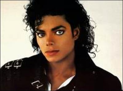 C'est le roi de la Pop. Né le 29 août 1958 à Gary, c'est l'auteur de "Thriller", "Billie Jean" Il a 3 enfants et c'est un chanteur, danseur, et chorégraphe. Il a inventé le "moonwalk".
