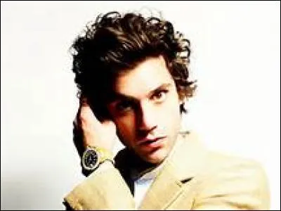 Il s'appelle Michael Holbrook Penniman, Jr. Il est né le 18 août 1983. Il a écrit "I See You", "Emily" Ce chanteur pop britannico-libanais a une renommée mondiale !