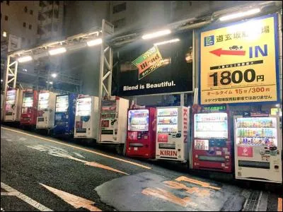 Il y a des distributeurs de boissons de partout :