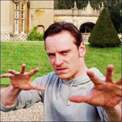 Que fait Charles à Érik pour qu'il réoriente la parabole vers eux ?