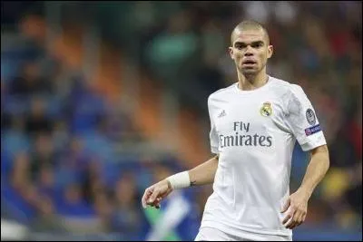 Comment s'appelle ce défenseur ?