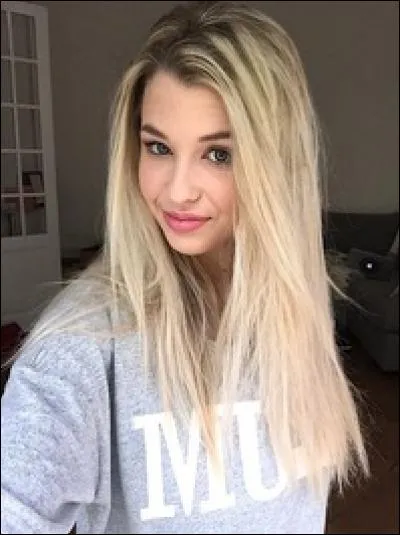 Comment se nomme la belle blonde ?