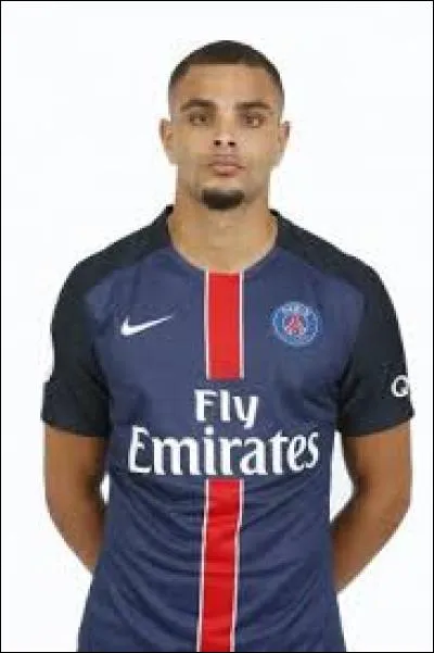 Lors de la saison 2012-13 en Ligue 2, par quel joueur Layvin Kurzawa est-il devancé dans la hiérarchie des arrières gauche?