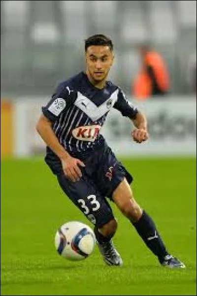 Contre quel club Adam Ounas a-t-il fait ses débuts professionnels?