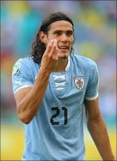En plus de l'Uruguay, quelle est la deuxième nationalité d'Edinson Cavani?