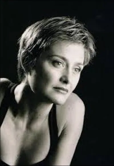 Comment s'appelle l'actrice qui incarne Sharron ?