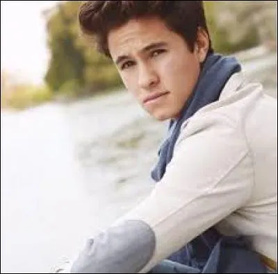 Comment s'appelle l'acteur qui incarne Simon ?