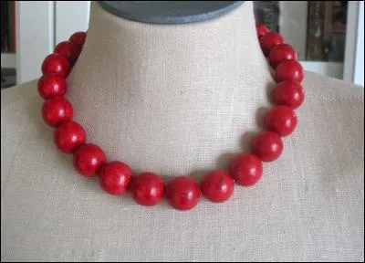 Quel personnage aime porter ce sublime collier de perles rouges ?