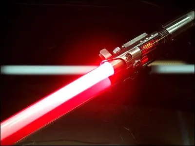 Quel personnage fantastique se sert très souvent de ce beau sabre laser rouge ?