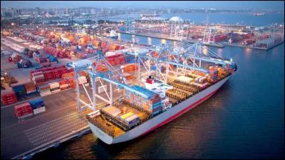 Cette ville du Sud de la Californie, comptant plus de 400 000 habitants, est avant tout un port, le 4e des Etats-Unis. De quelle ville s'agit-il ?