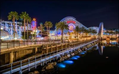 Cette ville de plus de 300 000 habitants, proche de Los Angeles, abrite le grand parc Disneyland. Comment se nomme-t-elle ?