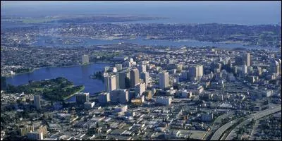 Grand port de marchandises dans la baie de San Francisco, c'est aussi une importante ville de 400 000 habitants. De quelle ville s'agit-il ?
