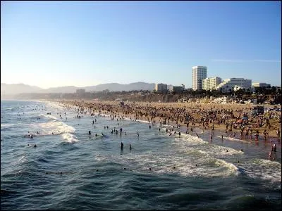 Ville côtière et balnéaire, avec ses plages de sable fin, elle n'est qu'à 30 km du centre de Los Angeles. De quelle ville s'agit-il ?