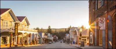 Ancienne vile minière, au coeur de la "Gold Country", cette petite ville se situe à 100 km de Sacramento. De quelle ville s'agit-il ?