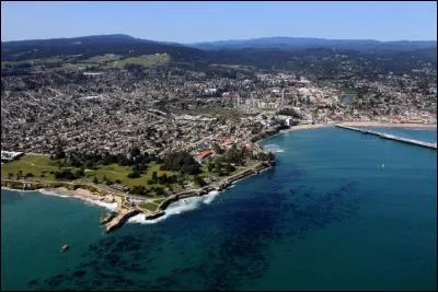 C'est une station balnéaire proche de la Silicon Valley, fréquentée par les surfeurs. Quelle est cette ville ?