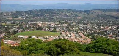 Cette ville est née de l'une des missions fondée par les religieux à la fin du XVIIIe siècle. Elle compte plus de 100 000 habitants et se situe au coeur de la Silicon Valley. Comment se nomme cette ville ?