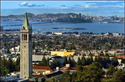 Quelle est cette ville de 100 000 habitants de l'agglomération de San Francisco, connue pour son université ?