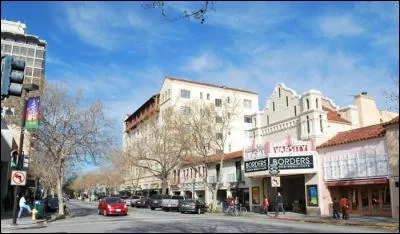 Cette ville de la Silicon Valley abrite l'université Stanford ainsi que de nombreuses entreprises de pointe. Quelle est cette ville ?