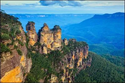 Quel nom désigne une chaîne de montagnes située au sud-est de l'Australie, non loin de la ville de Sydney ?