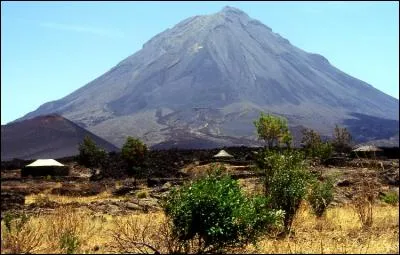 Quelle île de l'archipel du Cap-Vert possède un volcan culminant à 2 829 mètres et dont la dernière éruption remonte à 2014 ?
