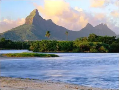 Quelle montagne est le point culminant de l'Île Maurice ?