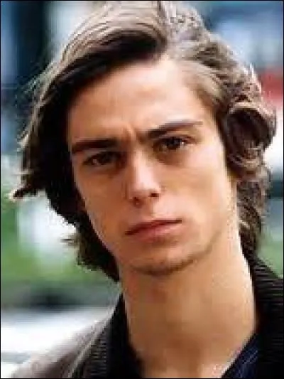 Que fait Quentin à la fin de l'épisode pour montrer son inoffensivité ?