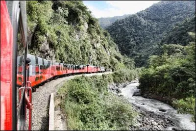 Le "Tren crucero "le seul train qui rejoint l'Atlantique et le Pacifique, circule dans quel pays ?