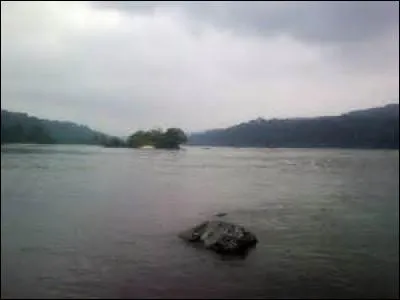 Lequel de ces cours d'eau est le principal fleuve du Gabon, le traversant d'est en ouest ?