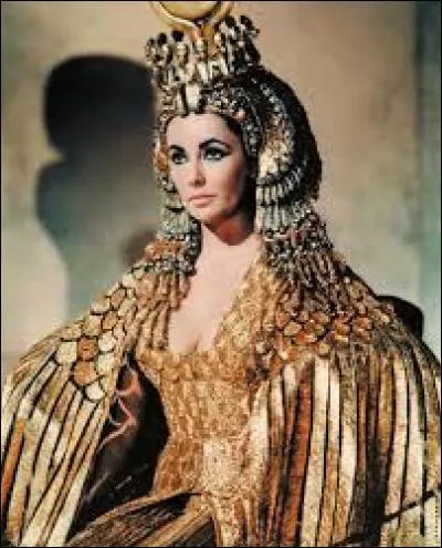 À la mort de son père, Cléopâtre épouse son demi-frère Ptolémée XIII. Ils deviennent alors roi et reine d'Egypte ; mais quel âge avait Ptolémée XIII au moment où il monte sur le trône et épouse sa demi-sur Cléopâtre ?