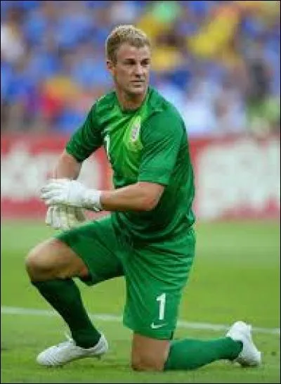 Avant de devenir titulaire avec les Citizens, dans combien de clubs anglais, Joe Hart a-t-il été prêté ?