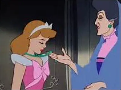 Cendrillon - Tu sais, on s'en fiche de ton dragon, en plus il est très moche, comme toi. Il faut étudier la tenue de Cestcool et la trafiquer. Si elle décide de mettre des chaussures de combat, je peux fournir une pantoufle de vair pour l'un de ses pieds. Malheureusement, je n'ai plus la deuxième, on me l'a cassée. Ce "on", c'est bien sûr...