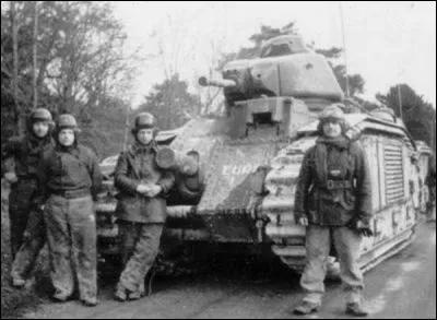 En (...), de Gaulle commande une division blindée et remporte un des rares succès français.