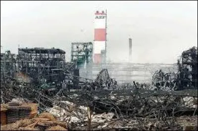 Dans quelle ville française une usine est détruite à cause d'une explosion d'un stock de nitrate d'ammonium ?