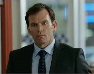 Qui (dans le vrai monde) mène l'enquête quand l'un des personnages disparaît ?