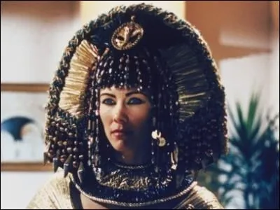 Que se passe-t-il dans l'épisode "La malédiction de l'urne" ?