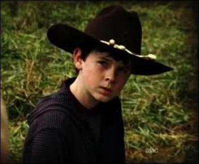 Saison 3 - Au début de la saison, quelle nourriture trouve Carl dans un placard ?