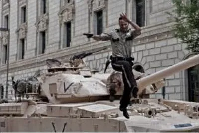 Par la suite, qui sauve Rick lorsqu'il est attaqué dans le tank ?