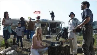 Quelle personne voit un membre de sa famille mourir durant la première attaque sur le camp ?