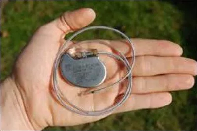 L'implantation du premier stimulateur cardiaque, quand était-ce ?