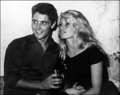 "Je sais que tôt ou tard tu voudras bien sortir un soir en camarade avec moi, j'essaierai d'être gai, mais je sais bien que je ne verrai que toi...." Comment sont les mots que va lui dire Sacha Distel ?